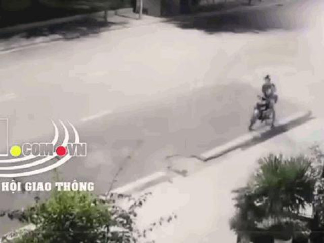 Clip: Thần chết ngủ quên, nam thanh niên thoát ô tô đâm trong gang tấc