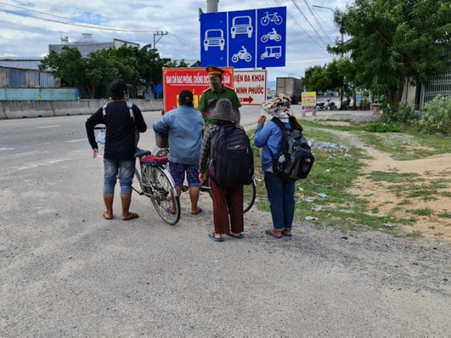 Thất nghiệp giữa mùa dịch, 4 mẹ con đạp xe từ Đồng Nai về Nghệ An