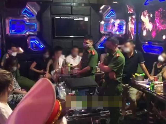 27 nam, nữ thanh niên tụ tập thác loạn trong tiếng nhạc mạnh tại quán karaoke