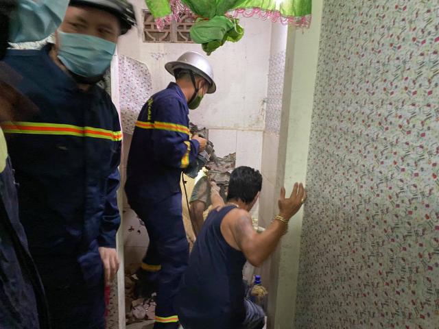 Hà Nội: Cảnh sát đục tường, giải cứu bé trai mắc kẹt giữa khe tường hai nhà dân