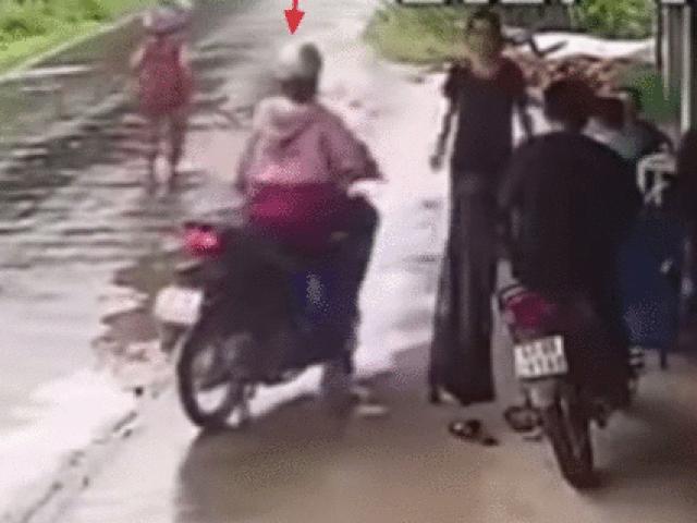 Video: Đường mưa trơn ướt, cô gái phóng xe bạt mạng bị ngã sõng soài