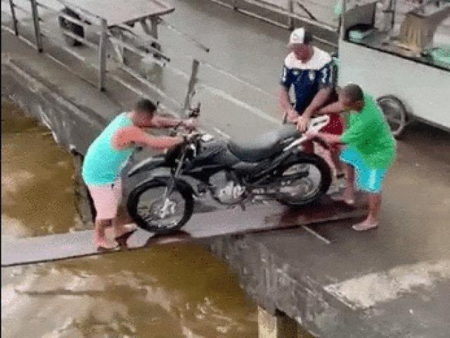 Dắt xe máy qua cầu tạm bất cẩn, người đàn ông đánh rơi xe xuống sông