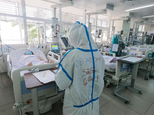 Video: Cận cảnh y bác sĩ Chợ Rẫy giành giật sự sống cho bệnh nhân COVID-19 nặng