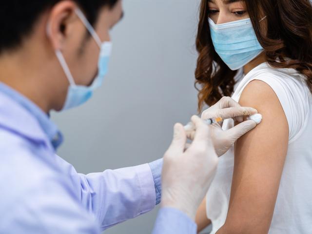 Covid-19: Hai liều vaccine Pfizer, AstraZeneca hiệu quả ngăn ngừa biến thể Delta