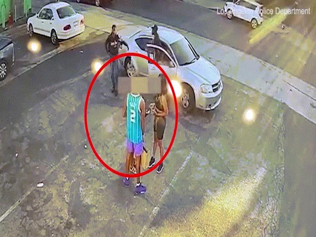 Video: Tên cướp Mỹ ngổ ngáo rút súng đe dọa, không ngờ nạn nhân ra tay ”ác hơn”