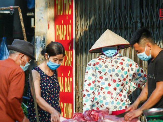 Chợ dân sinh Hà Nội tấp nập từ sáng sớm trong ngày đầu giãn cách xã hội