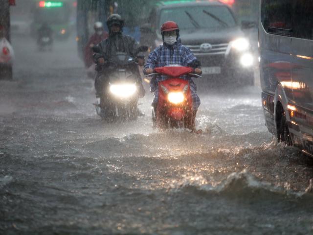 Áp thấp cách bờ biển Nam Định-Ninh Bình 130km, mưa to trút xuống nhiều nơi