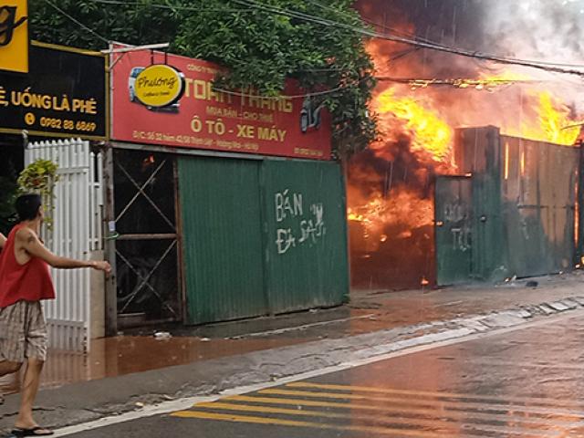 Hà Nội: Chủ kho hàng khóc nấc nhìn tài sản bị thiêu rụi trong ”biển lửa”