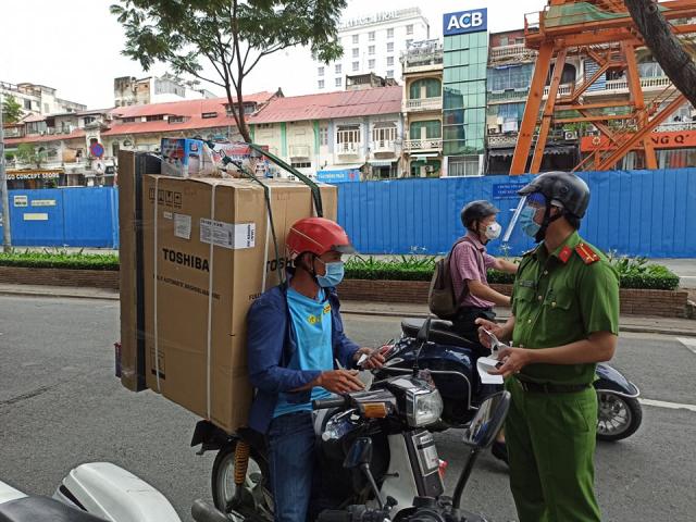 TP.HCM: Shipper chở hàng không thiết yếu sẽ bị phạt