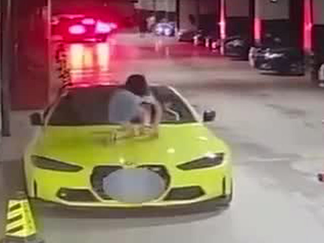Con gái đập phá xe BMW của người lạ, bố mẹ có thái độ khiến chủ xe điếng người