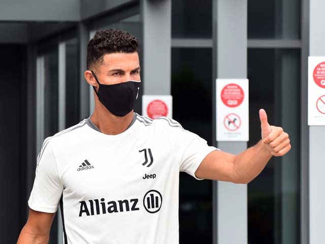 Ronaldo trở lại hội quân cùng Juventus, hành động gây cảm kích với fan