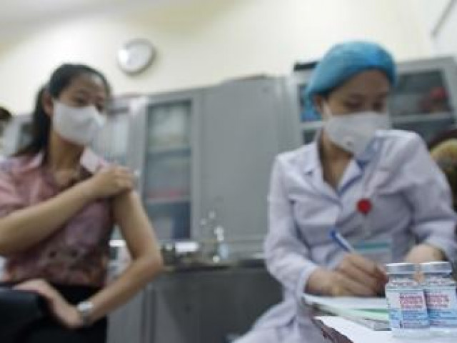 Người dân Hà Nội bắt đầu được tiêm vaccine phòng COVID-19