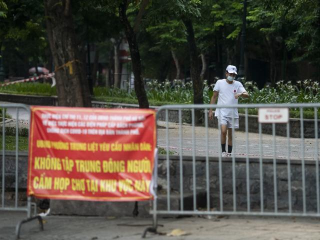 Hà Nội: Bất chấp giãn cách xã hội, nhiều người vẫn ra đường tập thể dục từ tờ mờ sáng