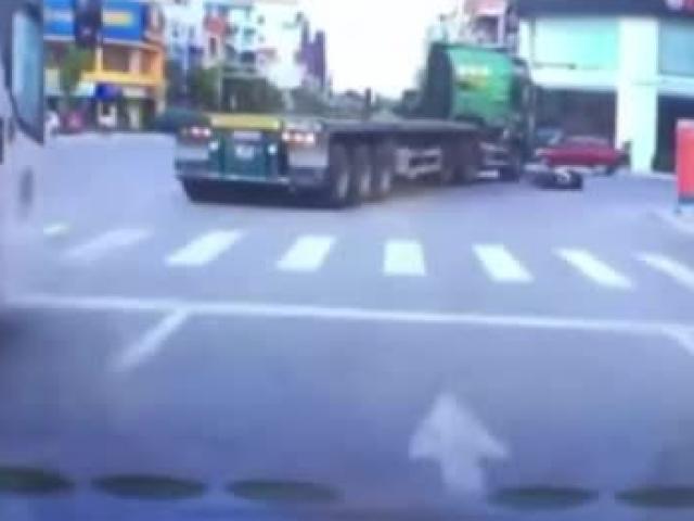 Clip: Thót tim với cảnh xe container ”cua gắt” tông xe máy đi trong điểm mù