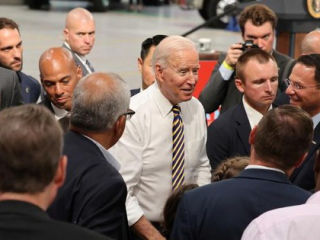 Ông Biden gây tranh cãi vì không đeo khẩu trang giữa chốn đông người