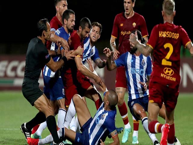 ”Đồ tể” Pepe và Mkhitaryan đánh nhau trận giao hữu, HLV Mourinho ngao ngán