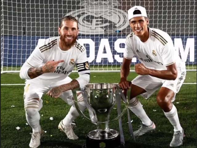 Varane lên đường đến Manchester, được Ramos & Marcelo chúc mừng sang MU