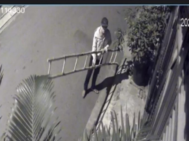 Camera ghi cảnh kẻ trộm bắc thang vào nhà dân lấy xe máy, laptop