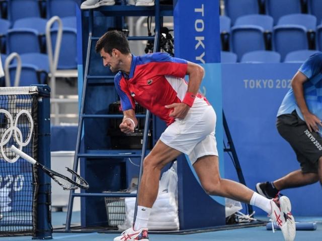 Djokovic trắng tay, đập vợt ở Olympic: Đối thủ đòi phạt nặng, Nole xin lỗi mỹ nhân