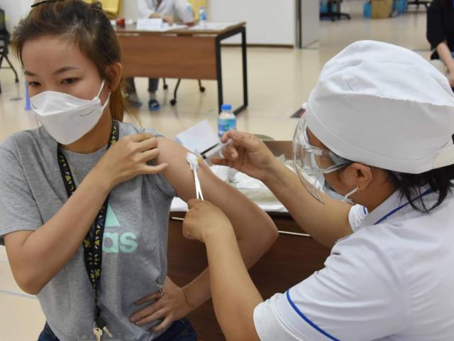 Nơi nào tiêm chậm, Bộ Y tế sẽ điều chuyển vắc-xin COVID-19 cho nơi khác