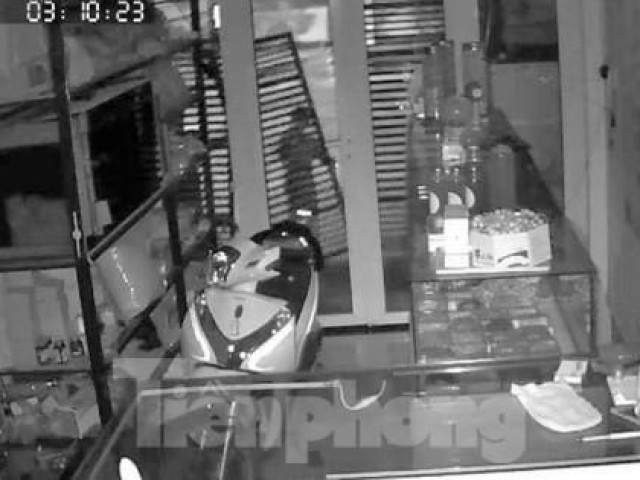 Video hai tên trộm ”bứng” cổng vào nhà dân trộm xe SH