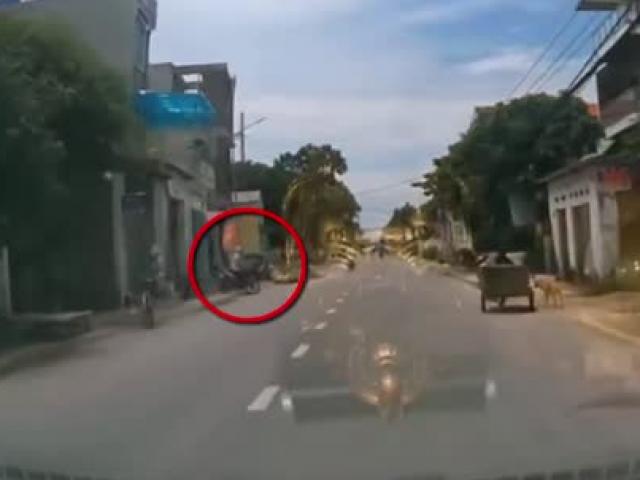 Clip: Tông “ninja” lao xe ra đường như tự sát, xe máy văng trúng ô tô