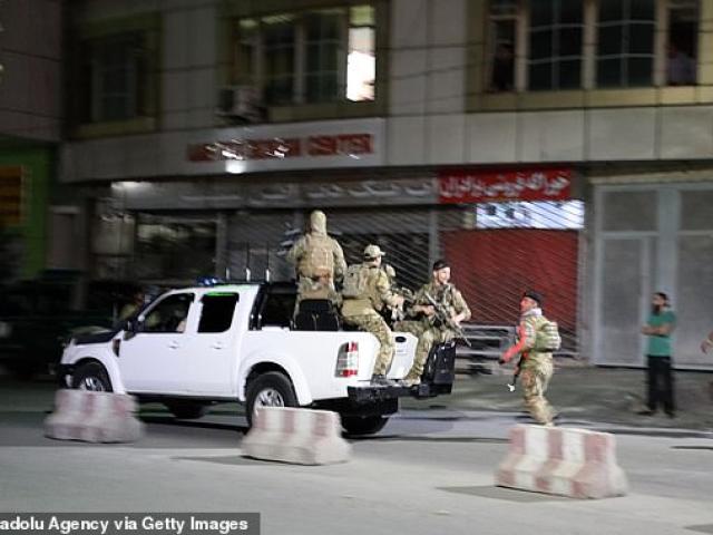 Sau tiếng nổ rung chuyển, các tay súng xông vào nhà Bộ trưởng Quốc phòng Afghanistan