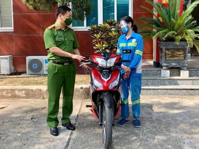 Nữ lao công Hà Nội bị cướp xe máy được tặng ”món quà đặc biệt”