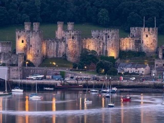 Lời đồn về những bóng ma bên trong lâu đài huyền bí nhất xứ Wales