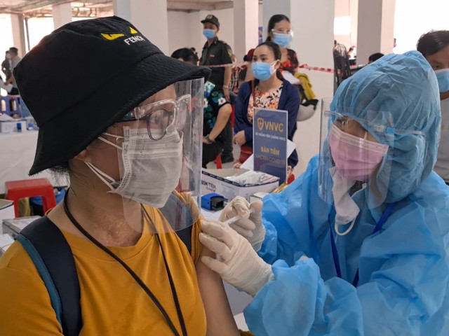 Video: Công nhân tại Bình Dương đồng loạt được tiêm vaccine phòng COVID-19 mũi 1