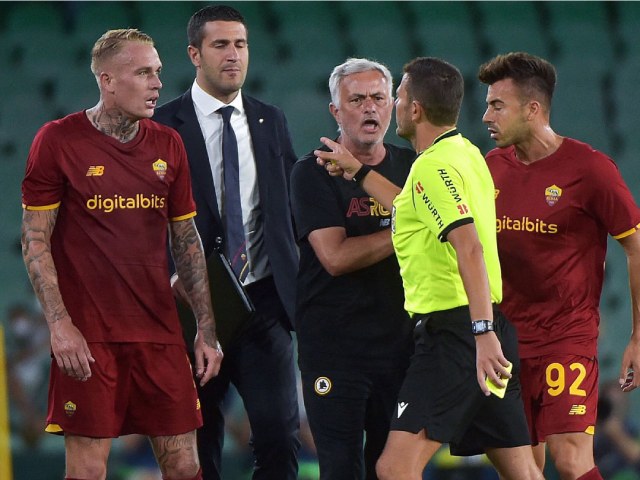HLV Mourinho bị đuổi, Roma thảm bại sốc trong trận cầu 7 bàn, 6 thẻ đỏ