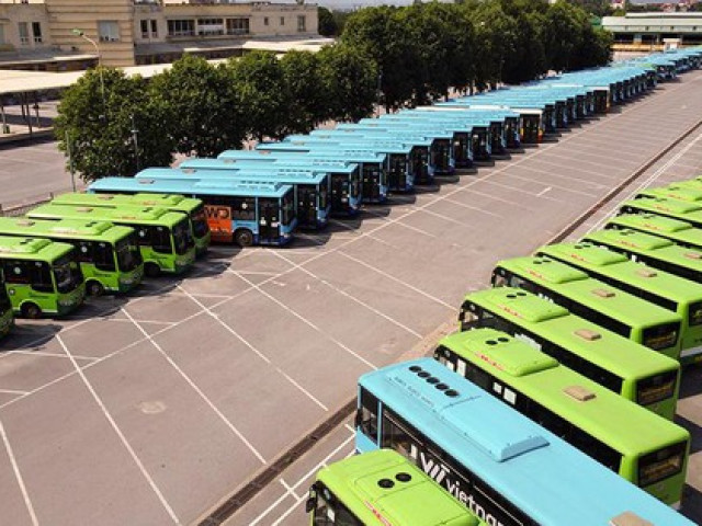 Hà Nội giãn cách, hàng trăm xe buýt 'ngủ la liệt' trong bến