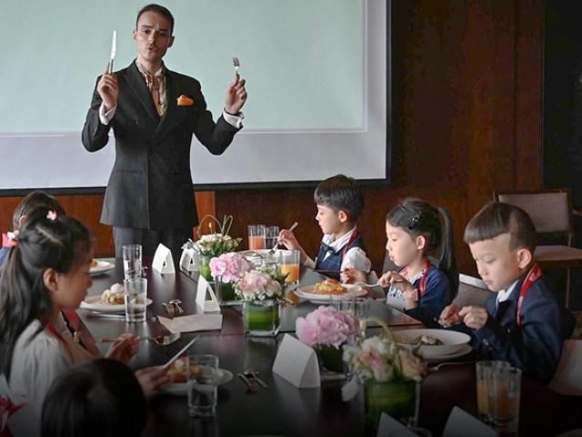 Giới nhà giàu Trung Quốc cho con học chơi golf, tập làm CEO và cư xử như quý tộc