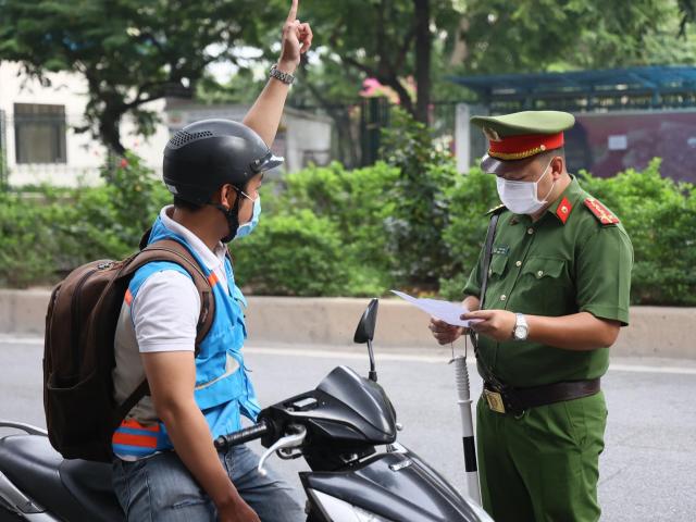 Phó Chủ tịch TP.Hà Nội lý giải việc thành phố siết chặt kiểm soát giấy đi đường