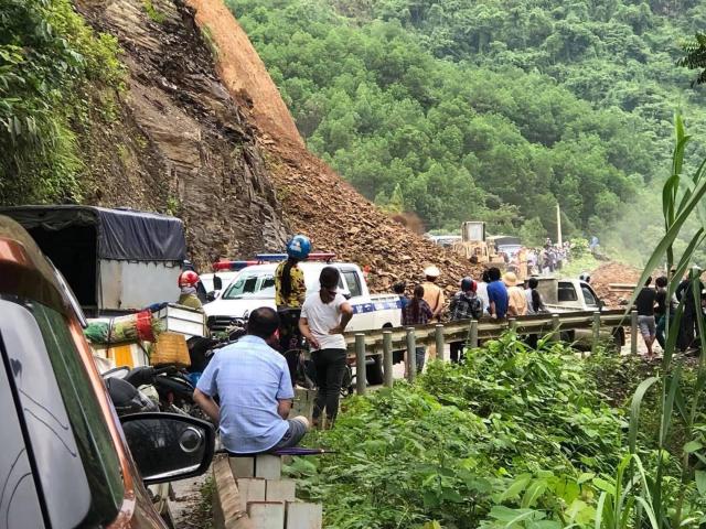 Hàng nghìn khối đất đá sạt lở chia cắt quốc lộ 4C, giao thông ùn tắc cục bộ