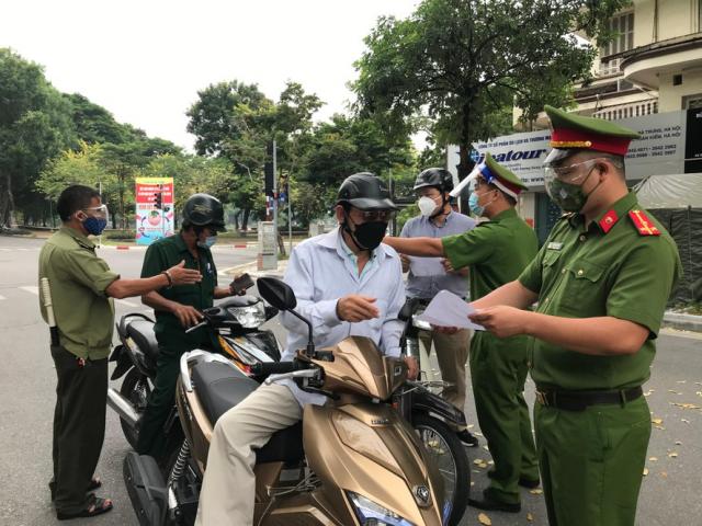 Huyện Đông Anh - Hà Nội lý giải yêu cầu ra đường phải kèm lịch trực