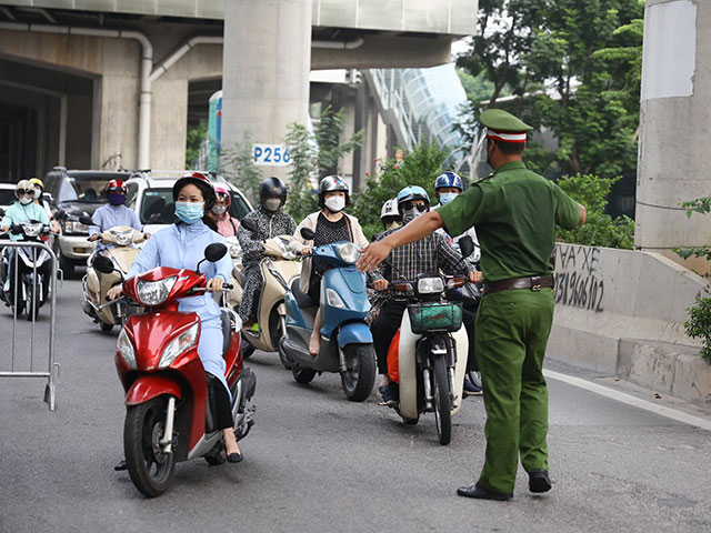 Hà Nội: Nam thanh niên chở 3 ”thông chốt”, tông gãy xương công an