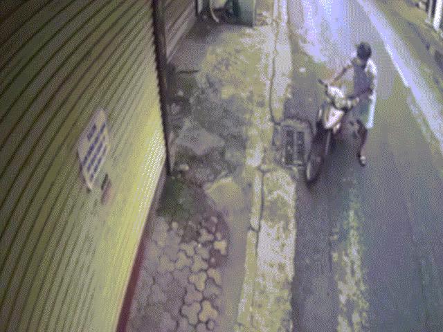 Clip: Bị dân truy đuổi, trộm vội vàng vứt xe máy bỏ chạy và cái kết