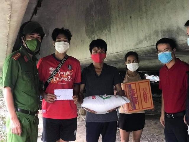 Nhóm lao động thất nghiệp nằm vạ vật dưới gầm cầu ở Hà Nội và hành động ấm lòng giữa mùa dịch
