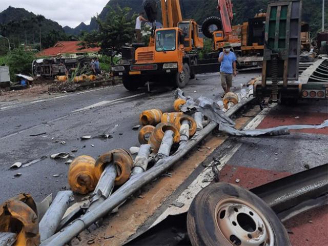 3 ôtô tông nhau liên hoàn, 4 người trọng thương