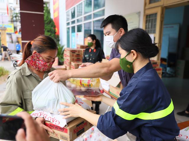 Hình ảnh ấm lòng ở Hà Nội: Công an mang gạo, mì gói trao tận tay người khó khăn