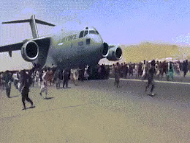 Video: 3 người đu bám rơi khỏi máy bay chở người sơ tán ở Afghanistan xuống đất tử vong