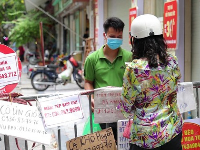 ‘Chợ nhà giàu’ Hà Nội thời giãn cách: Giao dịch qua rào chắn