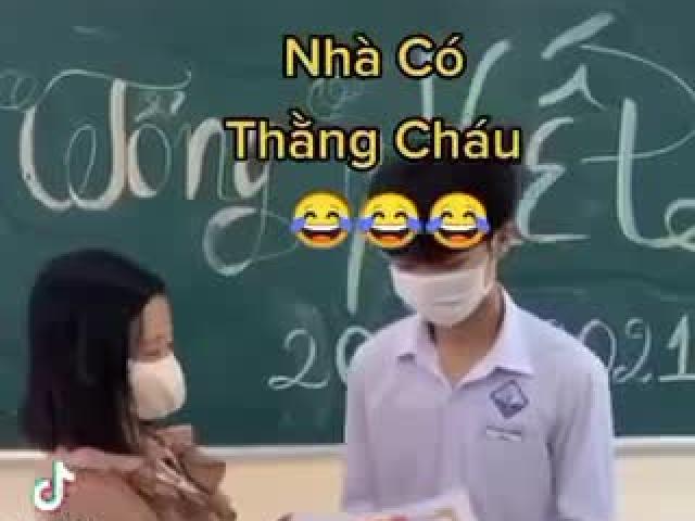 Lần đầu được nhận bằng khen, nam sinh có hành động ”khó đỡ” khiến cô giáo hốt hoảng