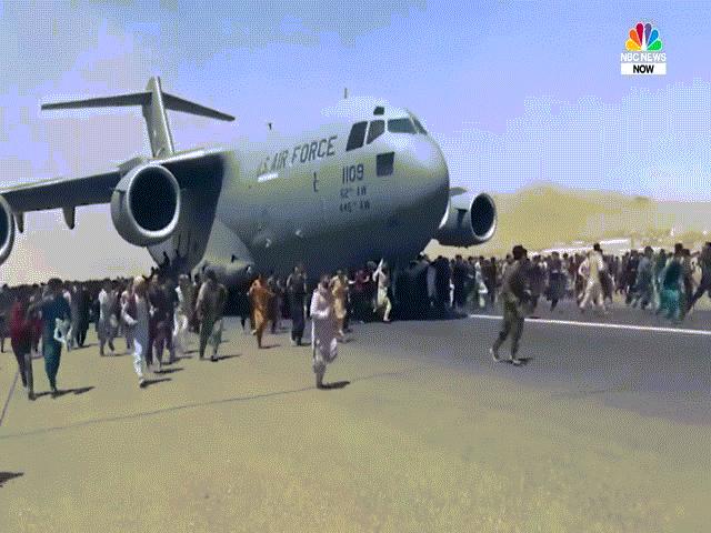 Điều thương tâm trong buồng càng máy bay sơ tán người khỏi Afghanistan
