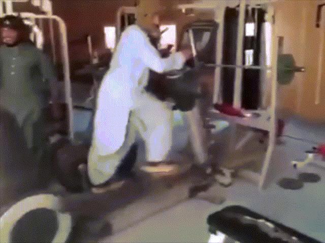 Chiếm phòng gym, các chiến binh Taliban thử nâng tạ, chạy bộ