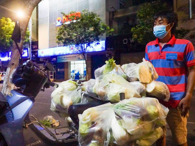 Video: Đà Nẵng phân phát rau củ xuyên đêm vì sợ bà con thiếu thốn
