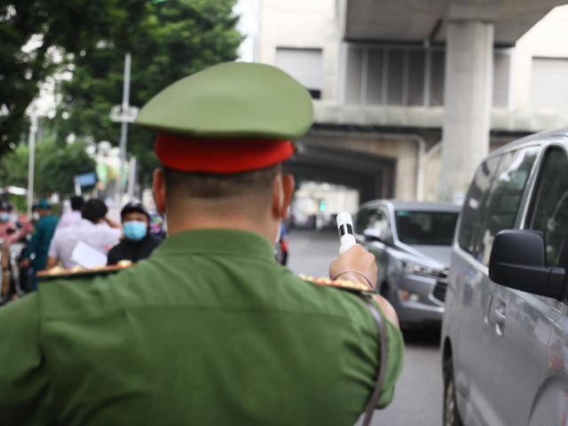 Hà Nội: Tài xế ô tô bỏ chạy, tông cán bộ chốt kiểm dịch nhập viện