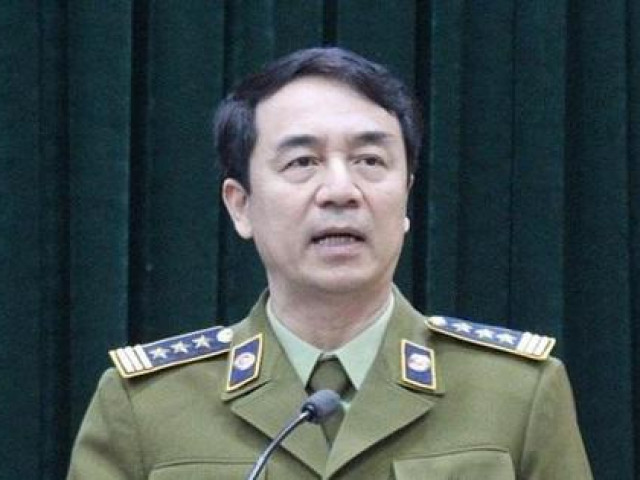 Ông Trần Hùng bị cáo buộc ”đội mũ phớt” cho đường dây sách giáo khoa giả