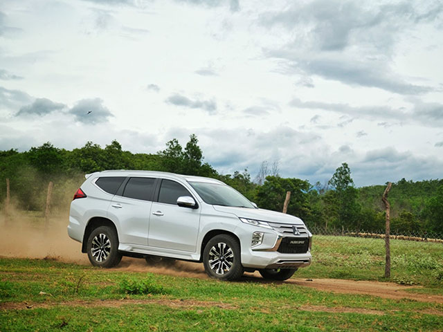 Giá xe Mitsubishi Pajero Sport tháng 8/2021, ưu đãi 50% phí trước bạ